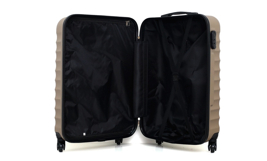 Image 20: Jakarta Set of Three Suitcases