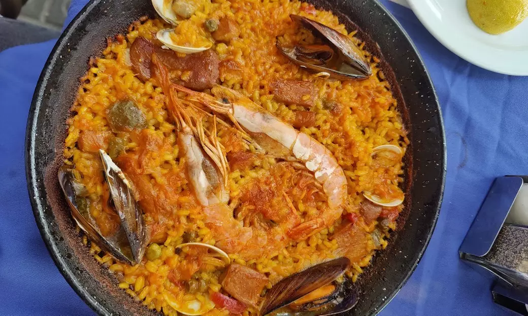 Menú de mariscada o parrillada de carne con entrante, bebida y café
