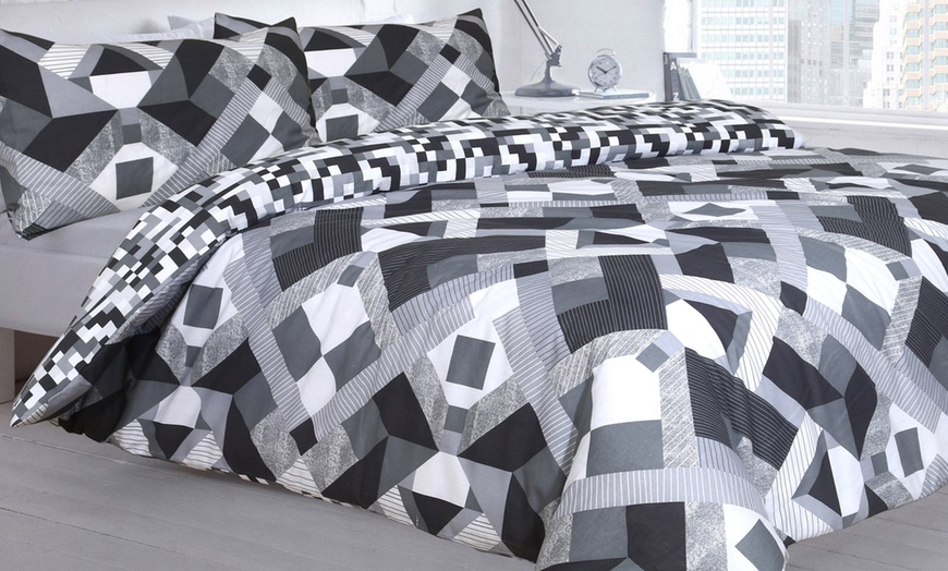 Image 9: Easy Care Reversible Duvet Set
