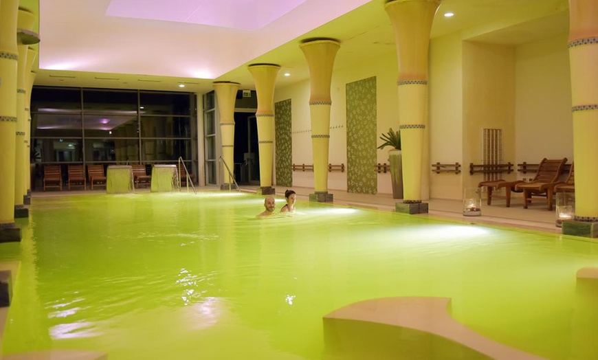 Image 9: Émilie-Romagne : Chambre double avec petit-déjeuner et spa