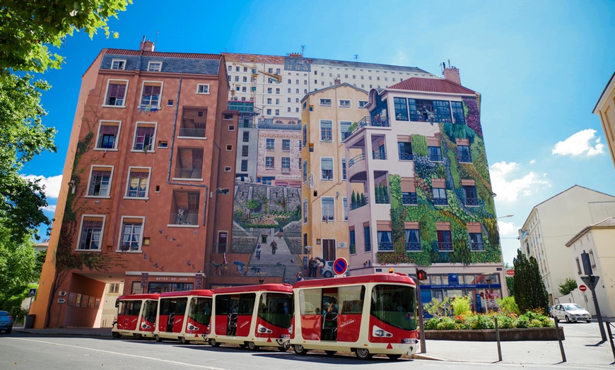 Image 3: Tour en tram dans la ville de Lyon