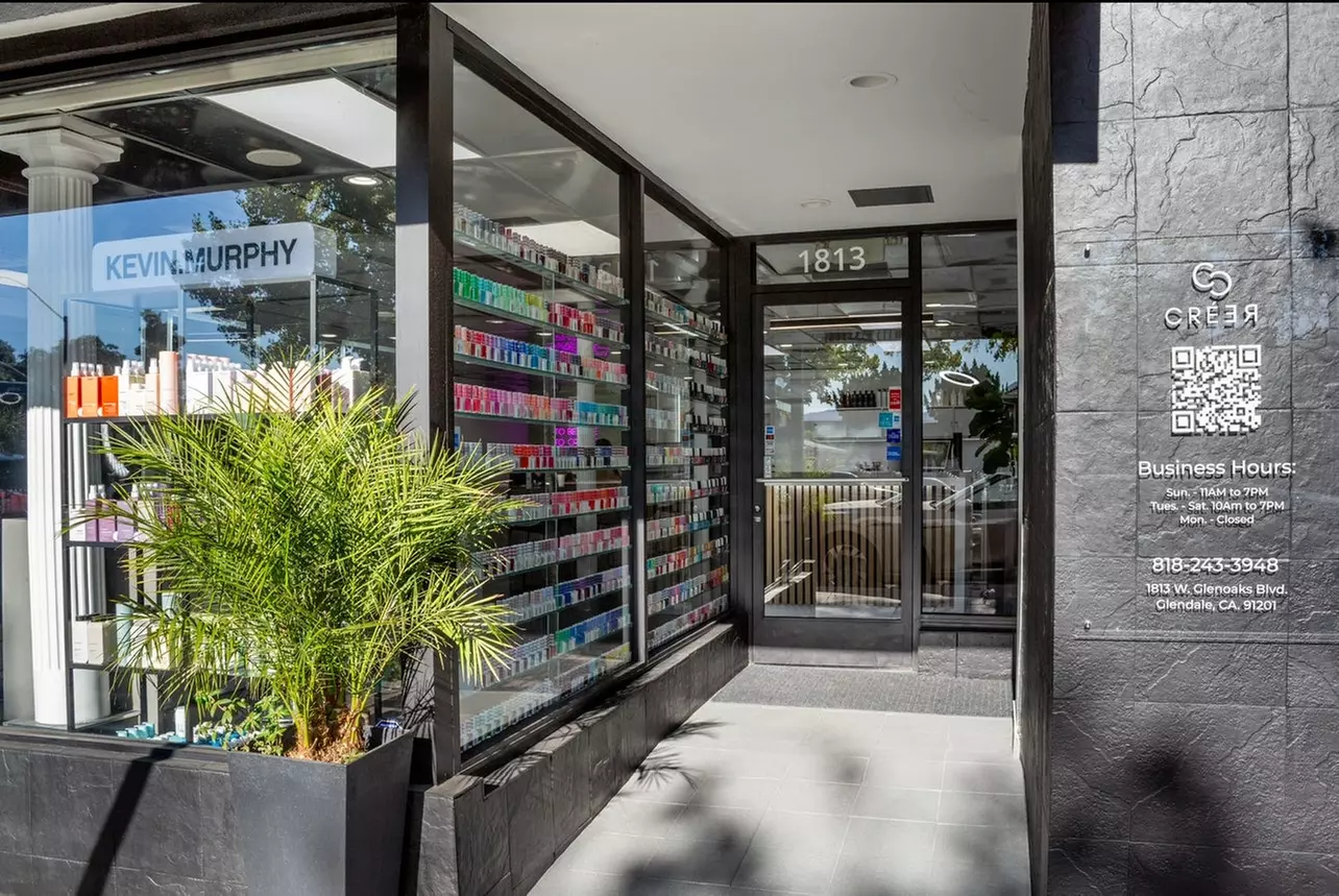 Up to 38% Off on Salon-Shellac/No-Chip Mani-Pedi at Salon Creer