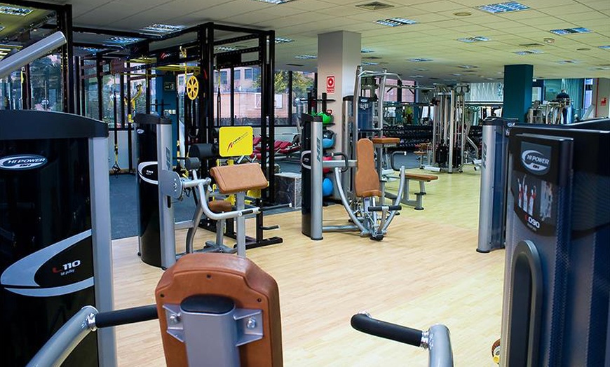 Image 2: Acceso al gimnasio con sauna