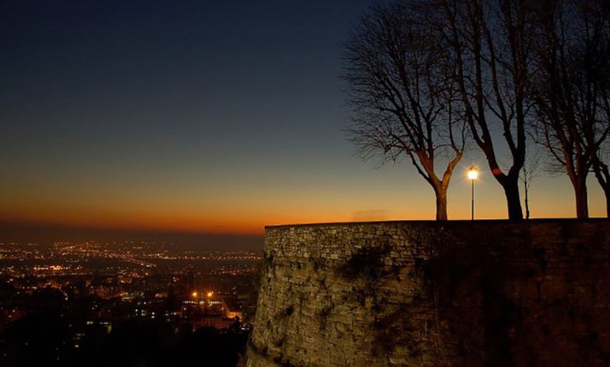 Image 13: Lanci in teleferica sulle mura di Bergamo Alta 