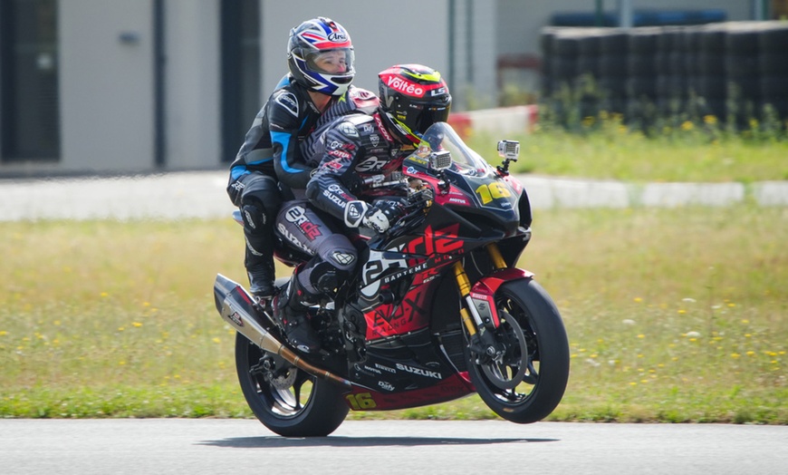 Image 7: Vitesse et sensations fortes garanties : baptême en moto de 3 tours