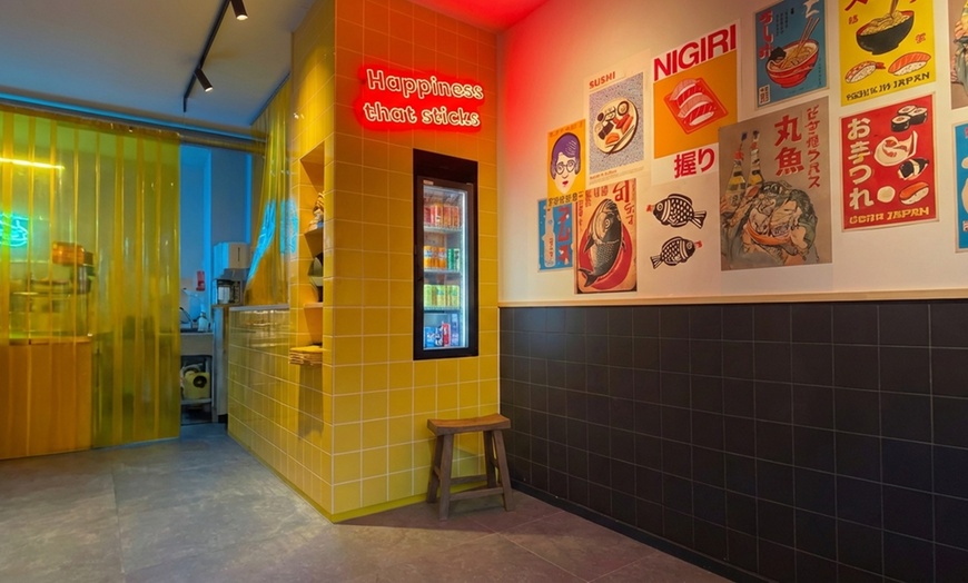 Image 5: Happiness that sticks: sushibox of poke bowl met snack afhalen