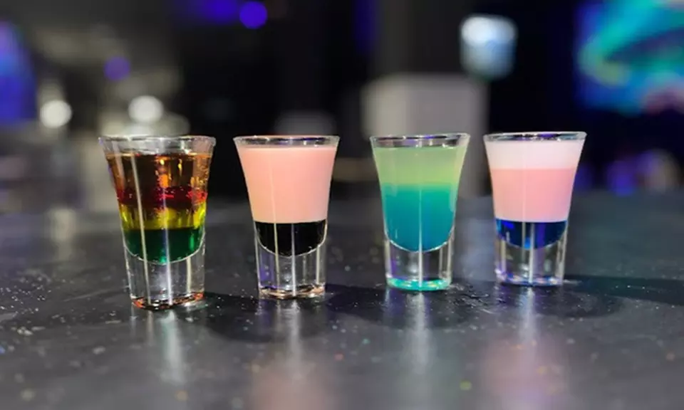 Para 2 o 4: partidas de billar o futbolín con chupitos incluidos