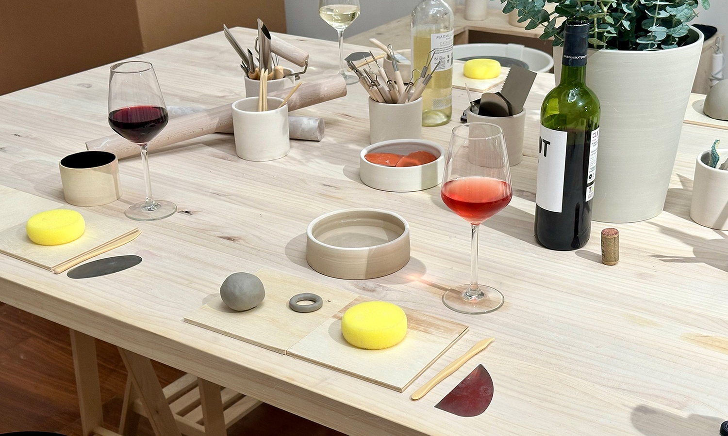 Taller de cerámica con copa de vino o bebida sin alcohol para 2