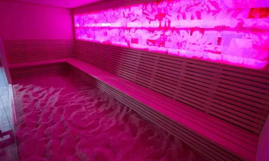 Wejście do Term Krakowskie Błonia z napojem