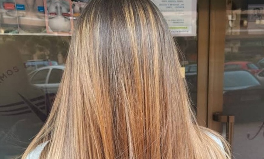Image 5: Corte, secado y opción a mechas clásicas o tinte en raíz o completo