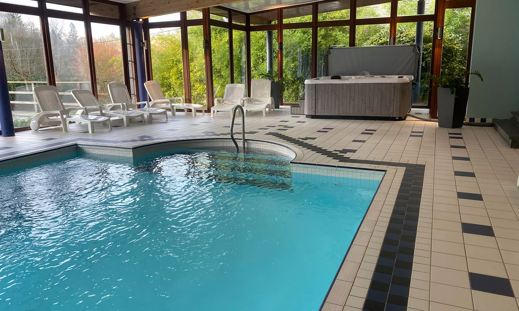 Dinant: Standaard kamer voor 2 met ontbijt en welkomstdrankje, naar keuze met driegangendiner in Castel de Pont à Lesse - Primary Image