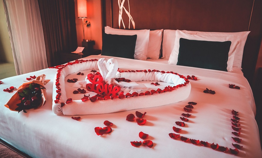 Image 2: Abu Dhabi: One-Night 5* Love at Anantara Package