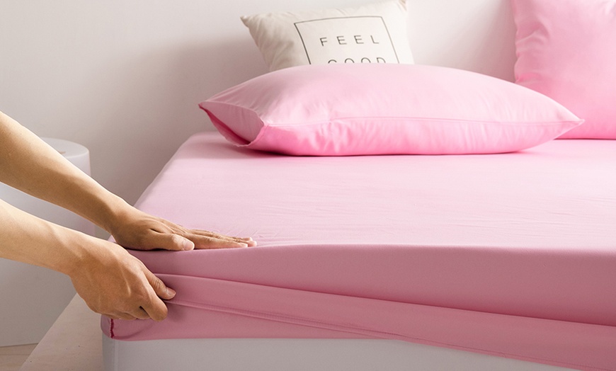 Image 25: Comfortable, Breathable 25cm Fitted Sheets