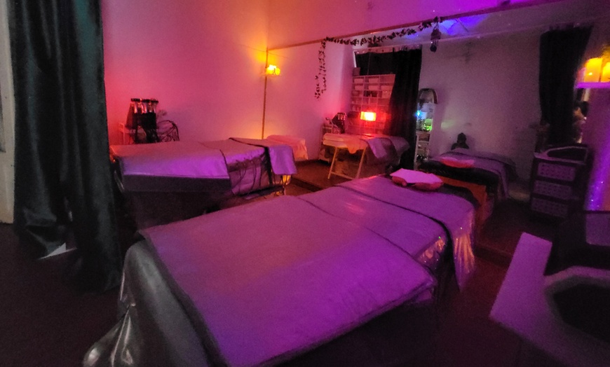 Image 1: Masaje de hasta 90 min. con opción a aparatología drenante y más 