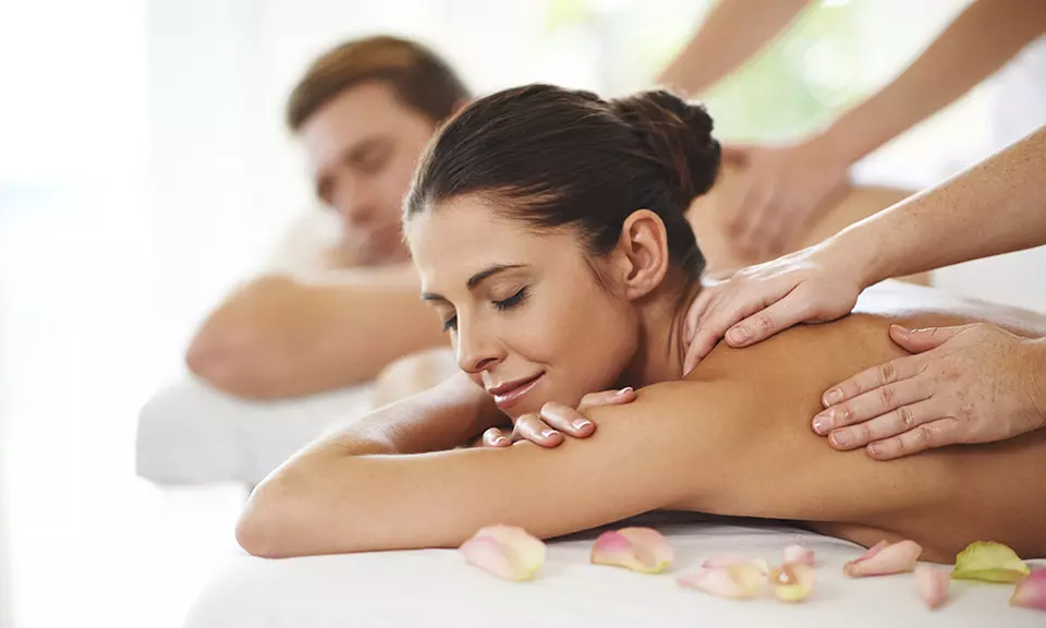 2 Std. Privat Wellness inkl. Aromaöl-Massage / Körperpflegepeeling für 2 Pers. bei A Quiet Space (43% sparen) - Primary Image
