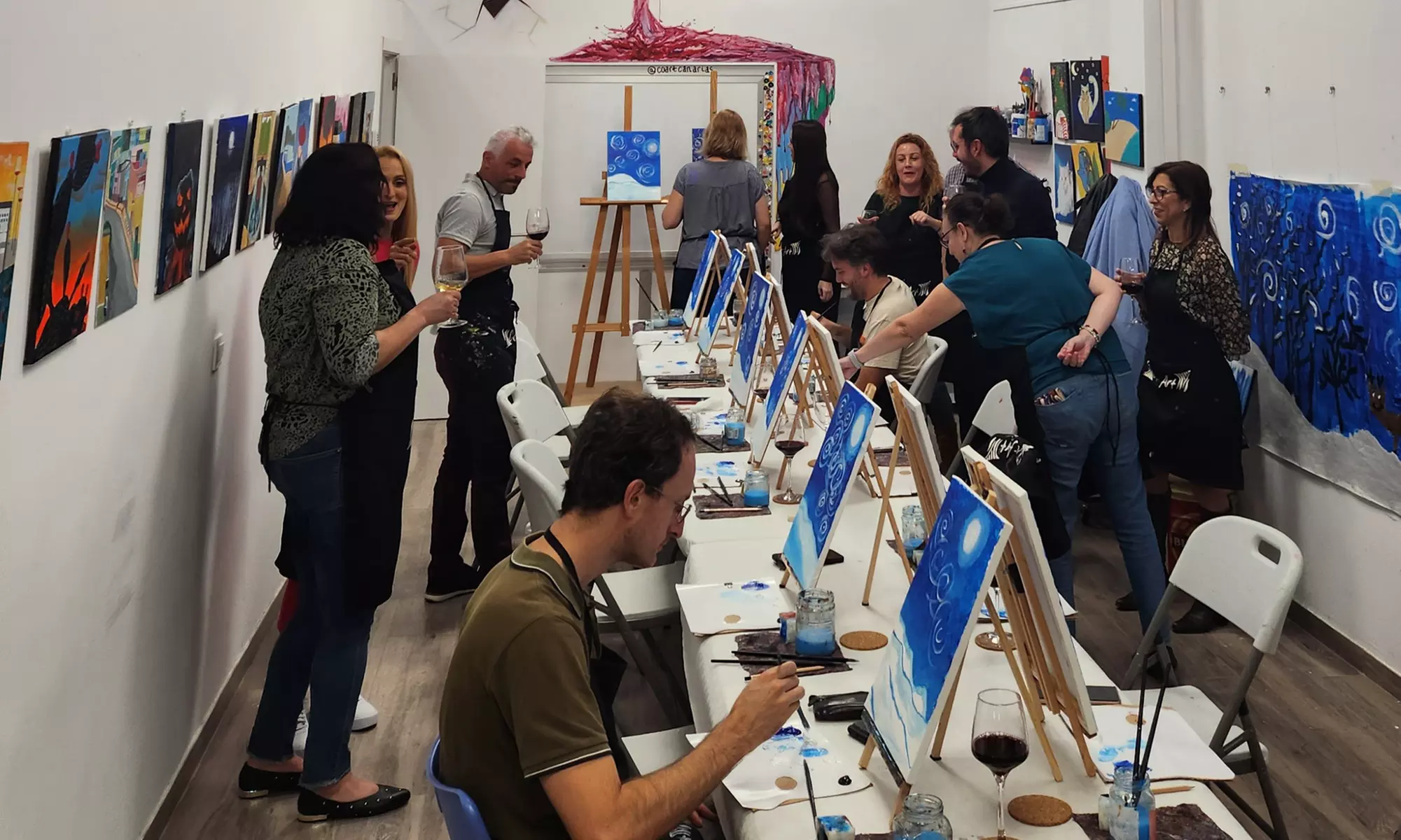 ¡Saca tu lado más artístico con un taller de arte con 2 copas de vino para 1 o 2 personas, ahorra hasta un 38%! - Primary Image