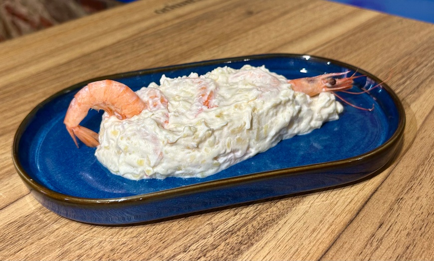 Image 2: Menú andaluz con entrantes, principales y bebidas