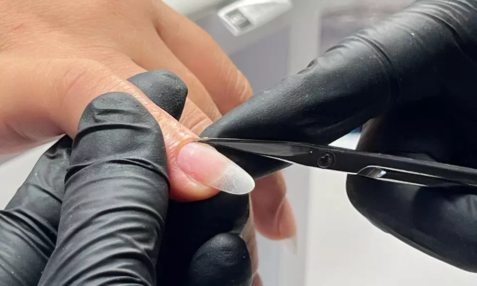 Russische Maniküre optional mit Maske und Massage für 1 Person