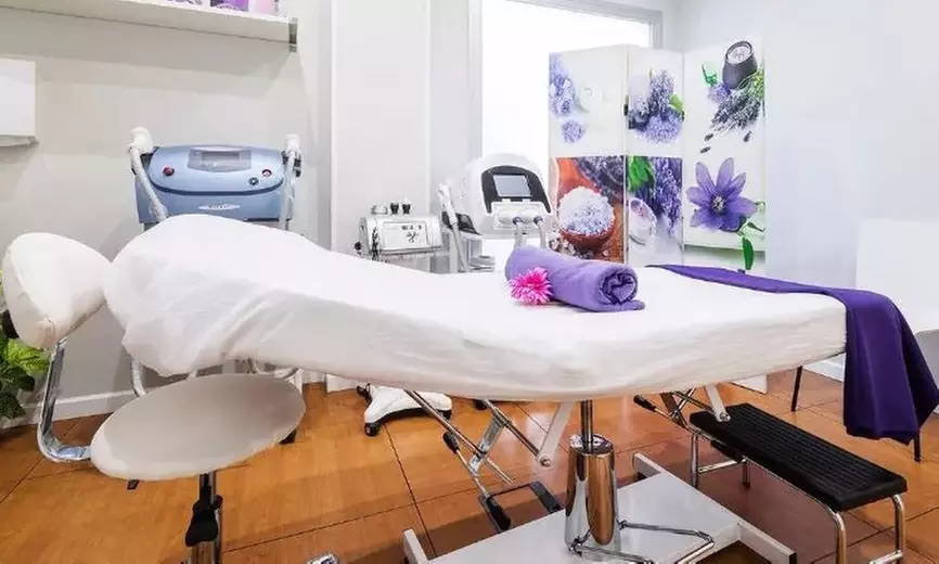 Experiencia de masaje a elegir para 1 persona con hasta un 50% de descuento en Divinity Clinic Medicina Estética - Primary Image