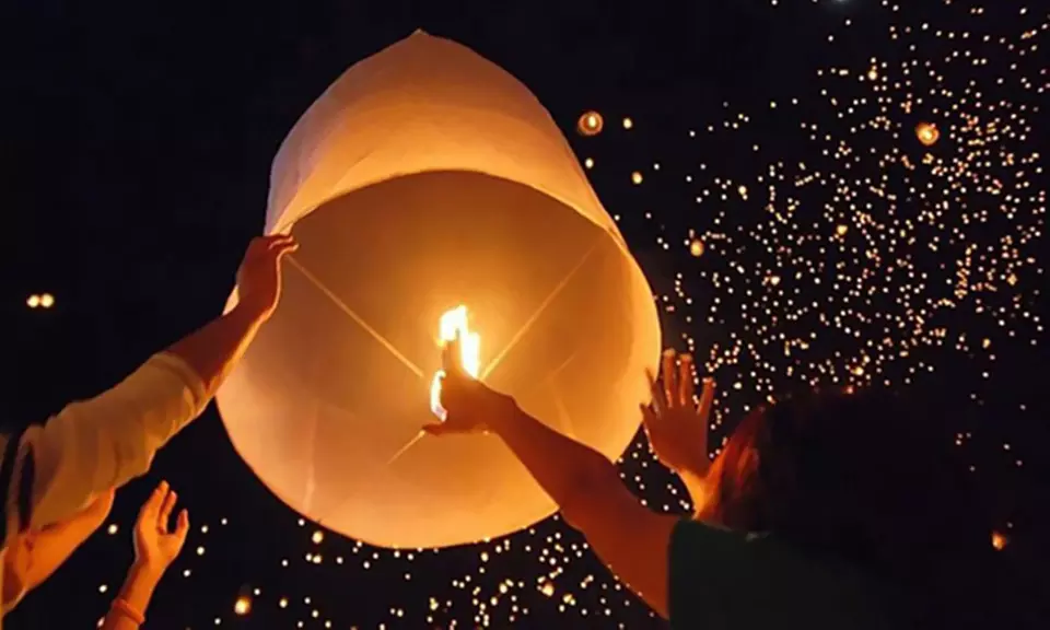 100% Biodegradable Paper Sky Lanterns (10-, 20-, 30-, or 40-Pack) - Second Medium