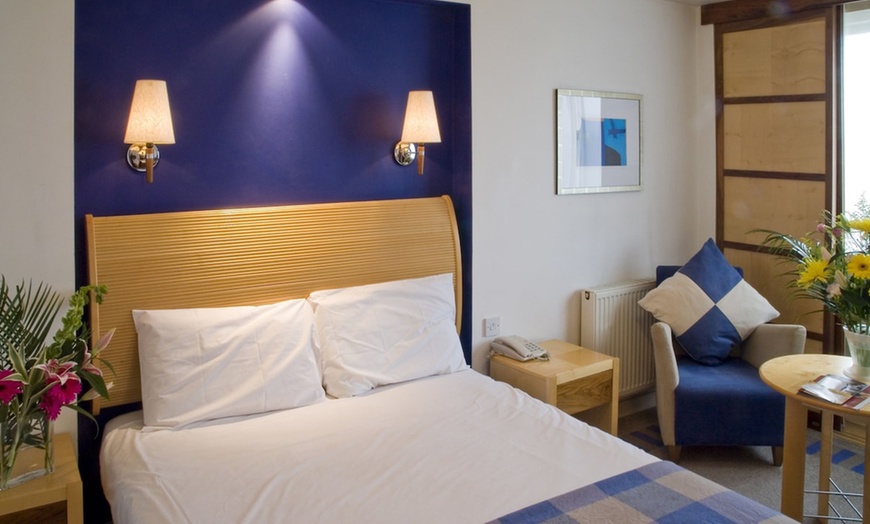 Image 2: Manchester: 1 Night Stay for 2 with Breakfast & Dinner