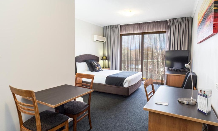 Image 9: Canberra: Deluxe Double Room with with Welcome Drink