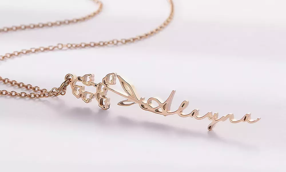 Collier de nom personnalisé avec fleur de naissance par Justyling