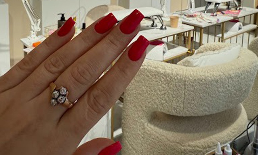 Image 5: Manicura, pedicura o ambas con esmaltado tradicional o semipermanente