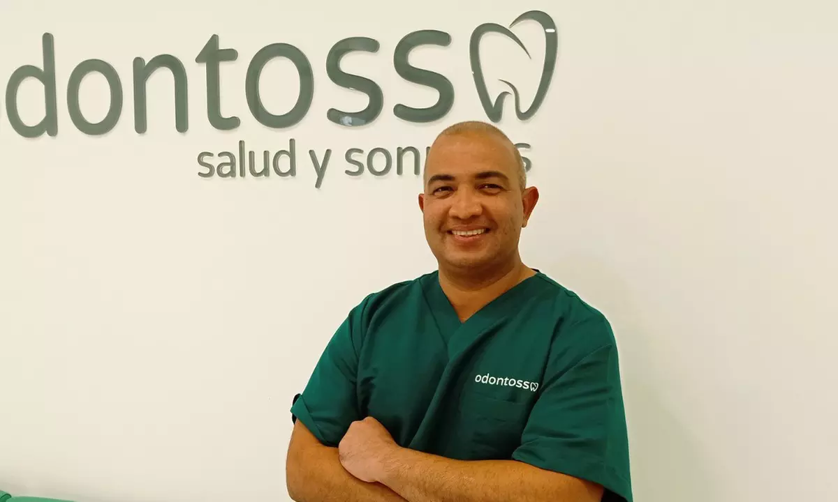 Sesión de blanqueamiento led en Clínica dental Odontoss Antequera