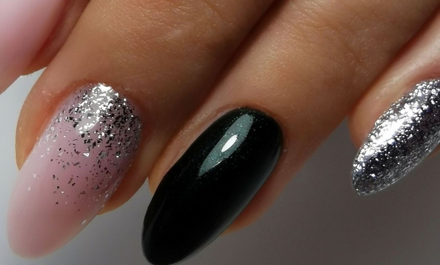 Image 3: Eleganckie dłoni i stopy: manicure i pedicure hybrydowy