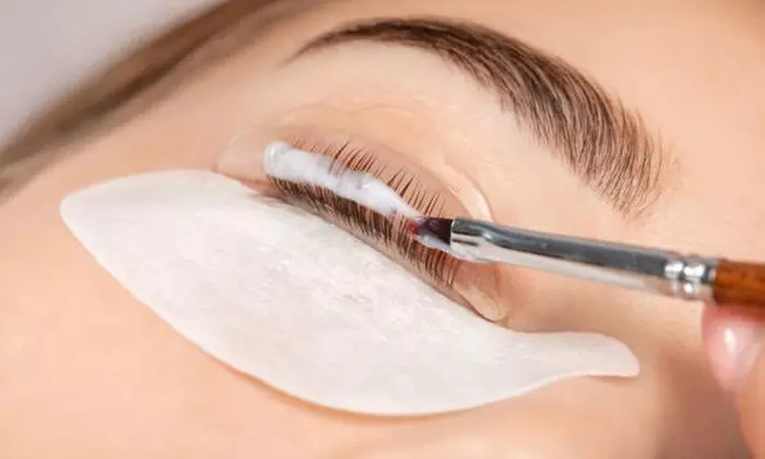 Augenbrauen- und/oder Wimpern-Lifting inkl. Färben für 1 Person