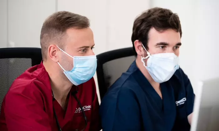 Limpieza bucal con revisión, radiografía y opción a curetaje en Dentclinic Palma (hasta 80% de descuento)