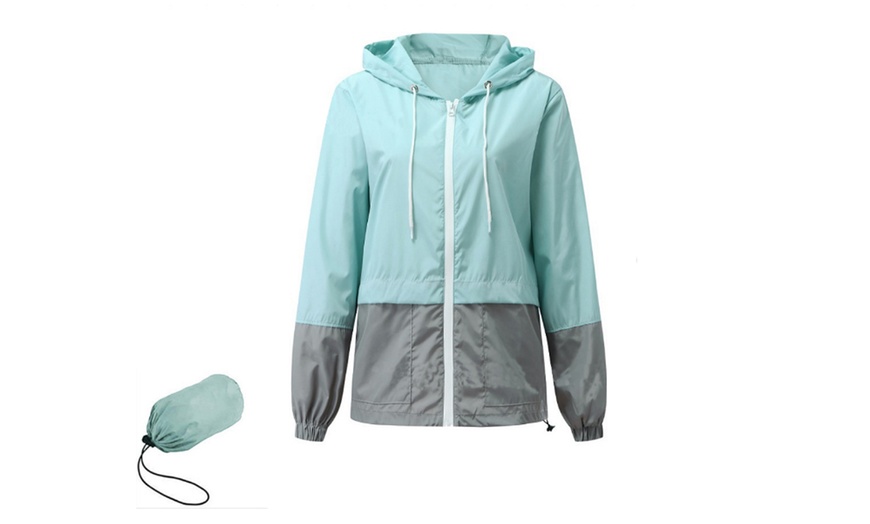 Image 6: Women's Outdoor Lightweight Hooded Windbreaker Packable Jacket