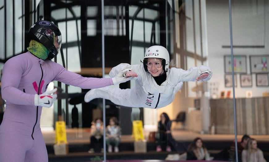 Image 10: Saut en parachute dans le plus grand tunnel aérien d'Europe