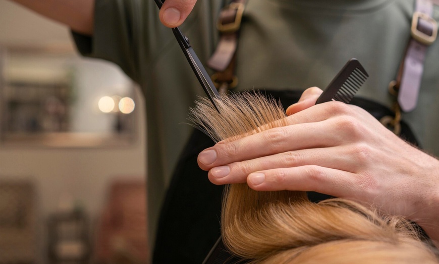 Image 9: Cambia de look con un corte, secado, tinte de raíz, mechas o ambas