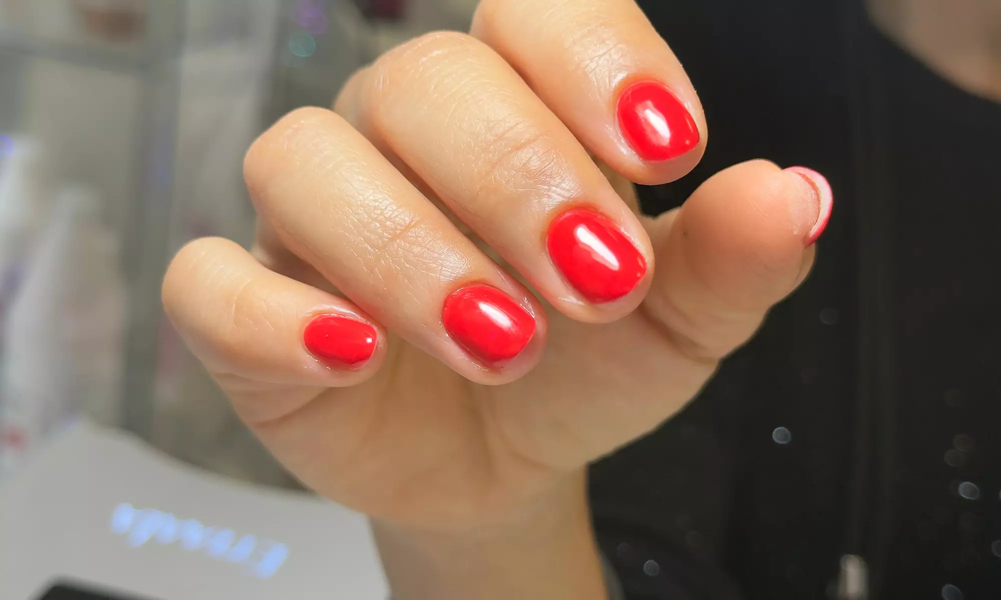 Manicura y/o pedicura con esmaltado semipermanente y diseño de 1 uña