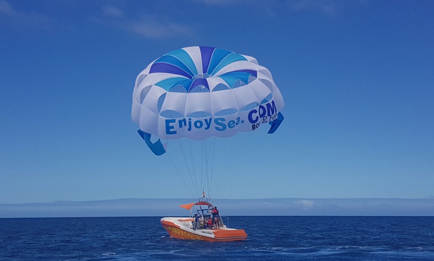 Image 2: Vuelo a 300 metros en parasailing