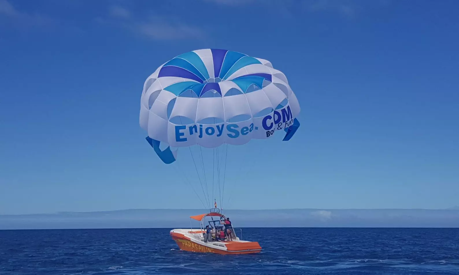 Vuelo a 300 metros en parasailing