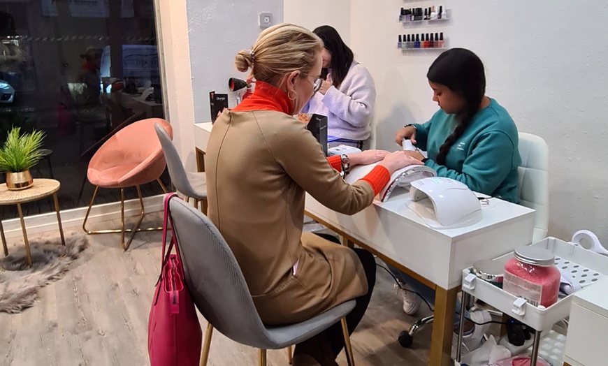 Image 10: Sesiones de manicura, pedicura y uñas de gel para una persona