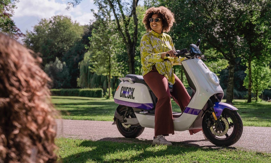 Image 1: Altijd een rit binnen handbereik: 100 rijminuten voor de deelscooter