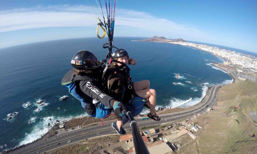 Image 5: Roza las nubes: vuelo de iniciación al parapente con foto incluida