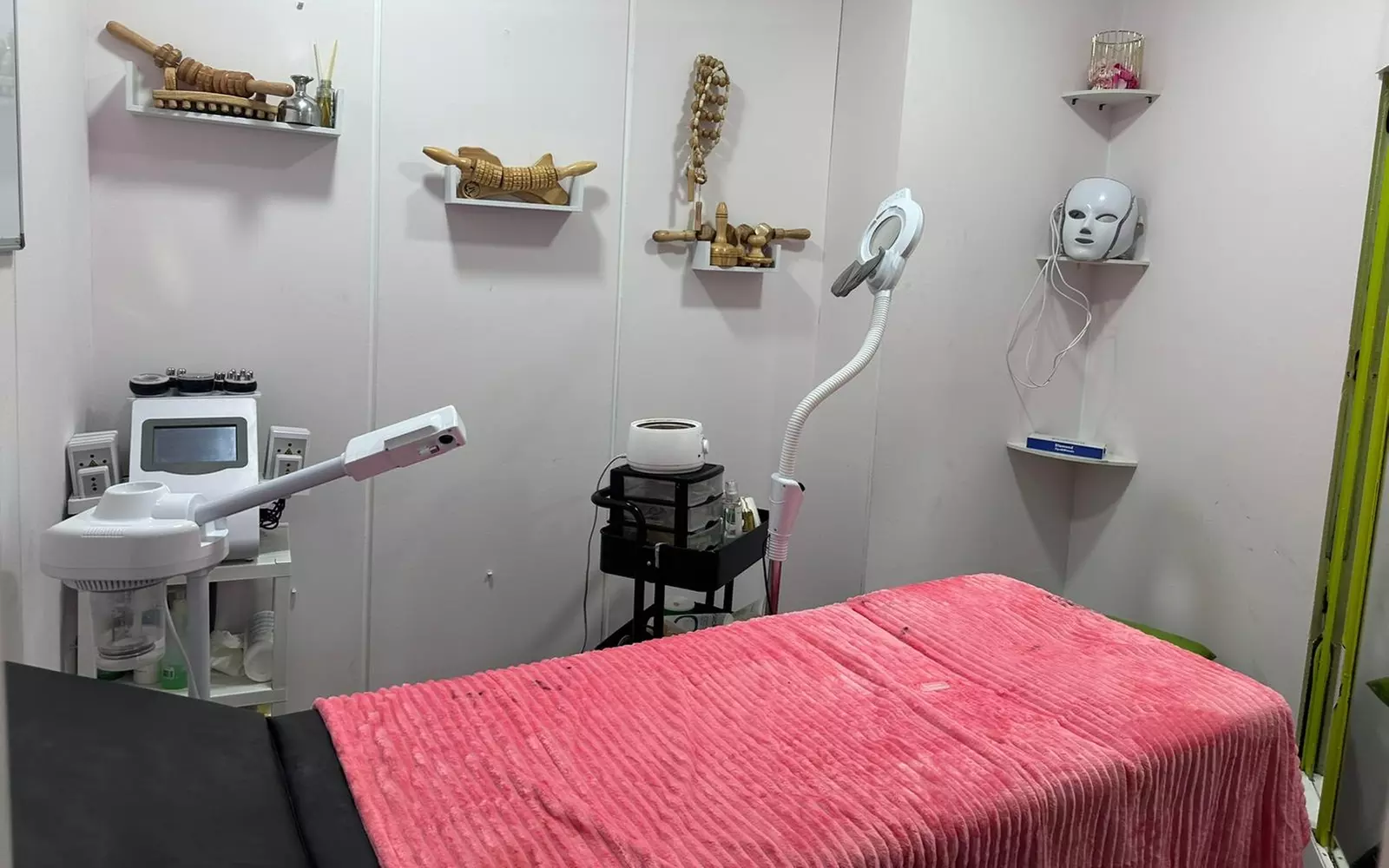 Microblading de cejas o micropigmentación en eyeliner o labios