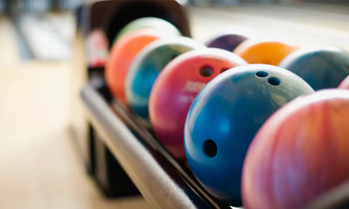 Ekscytujący bowling: godzinne wynajęcie toru dla maks. 6 osób