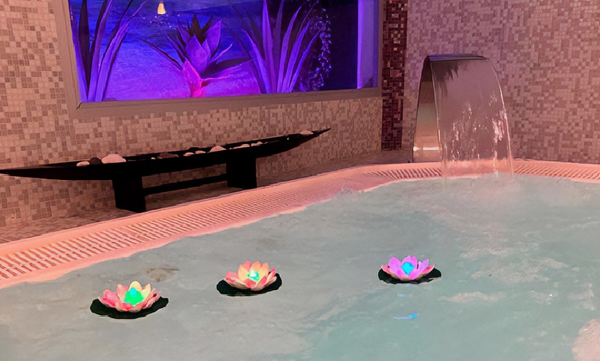 Image 8: Spa privado para 2 personas con cava, bombones y opción a masaje