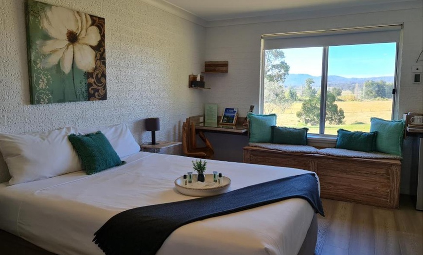 Image 3: Hunter Valley Escape: Room for Two + Wine & Late Check-Out