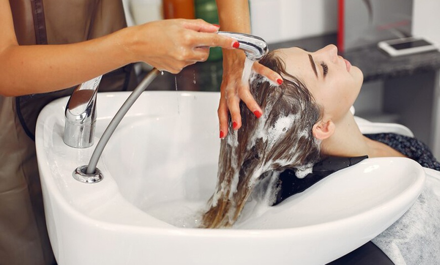 Image 8: Corte, secado y opción a tinte de raíz y baño de color 