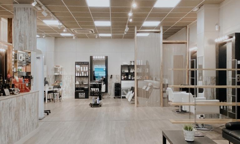 Sesión de peluquería con mechas, tinte o tratamiento en Amabie