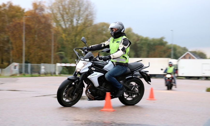 Image 1: Ervaar de vrijheid: tot 12 motorrijlessen inclusief examen(s)