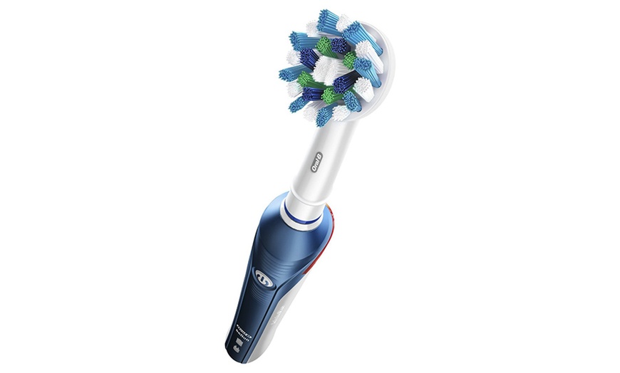 Image 3: Oral-B Pro 4000 Toothbrush