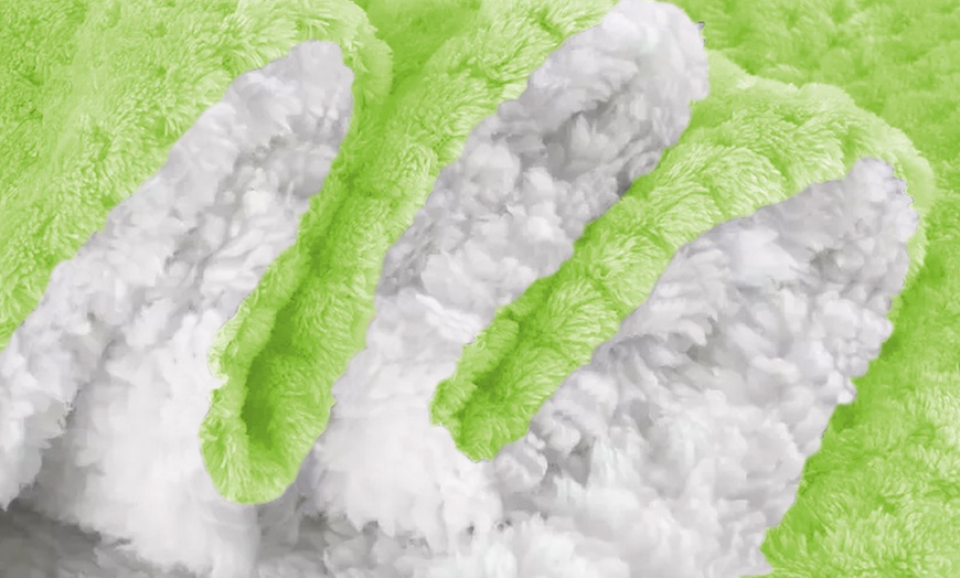 Image 22: Kuschelige Decke aus Sherpa-Material